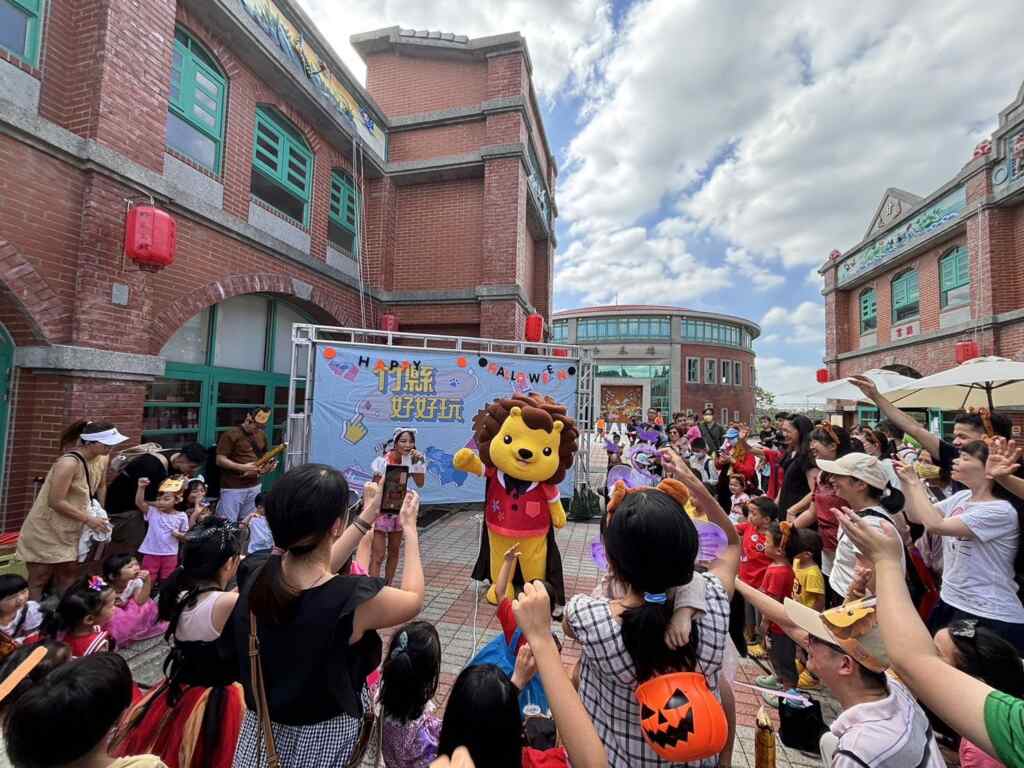 皮皮獅見面會19日在湖口好客文創園區舉辦，吸引百位粉絲遊客一起狂歡。