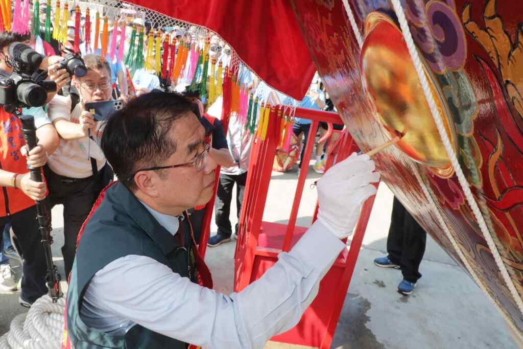 臺南市長黃偉哲為喜樹代天府萬皇宮王船點上龍眼。