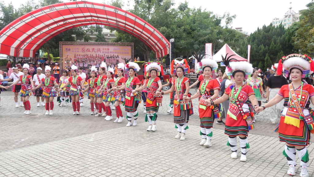 ▲彰化縣原住民族文化節暨傳統體能競技系列活動，今天上午在彰化縣立體育館圓形廣場登場，16族齊聚歌舞熱鬧傳承文化。（記者林明佑攝）