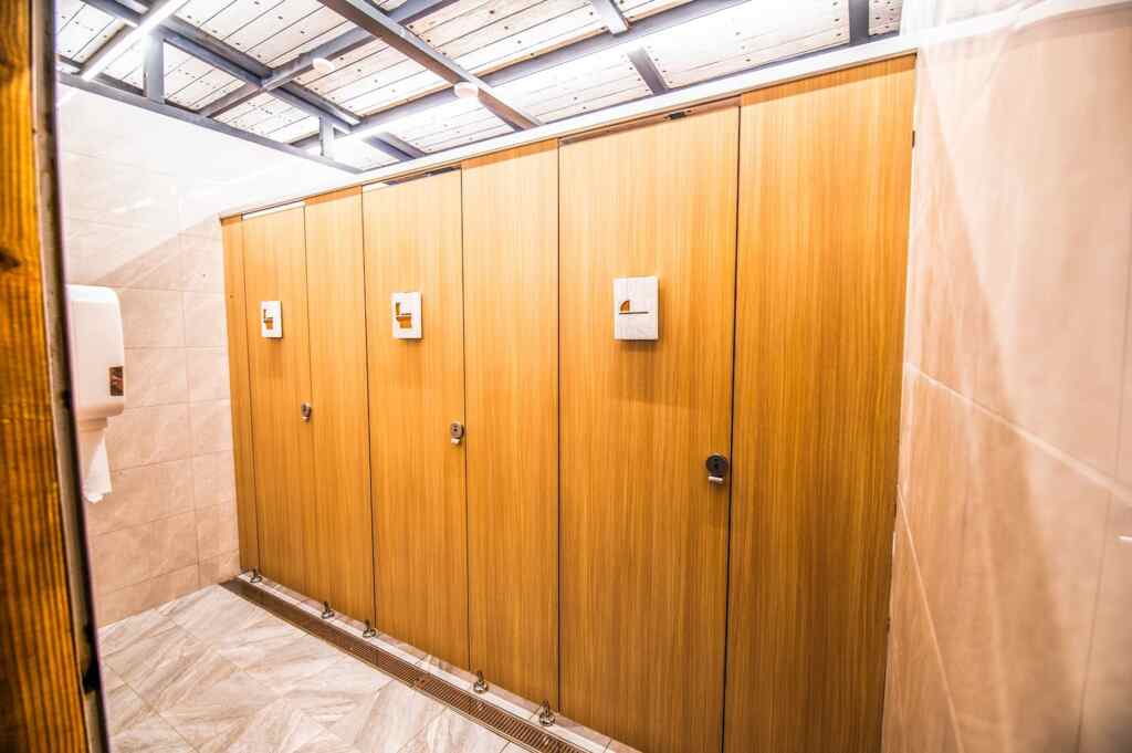 嘉油鐵馬道公廁建材將拆卸下的木棧道再利用,結合永續概念。