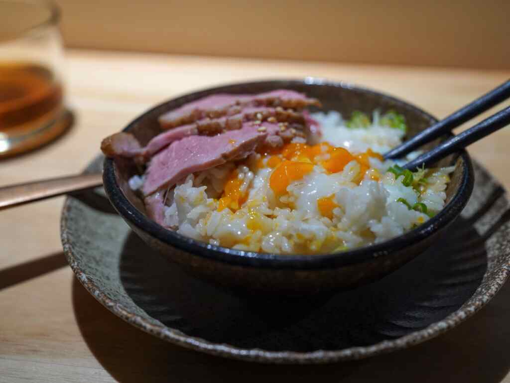 隱藏在布袋漁村裡的神秘日式餐酒館「月実柴饗」，不只料理有態度，更被饕客讚賞是餐酒搭配達人。