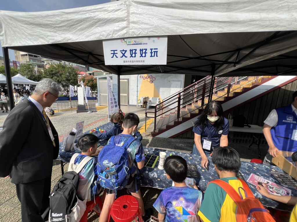 台灣科普環島列車自10月21日發車，將在6天內走訪17個縣市、32個站點，提供超過300項科學實驗。