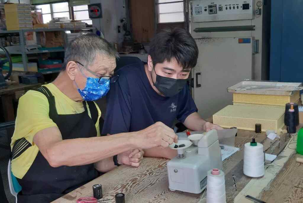 ▲70歲的阿坤師將寶貴的技術與經驗傳授給後輩。（記者林明佑翻攝）