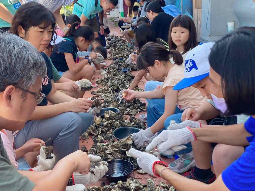 牡蠣食魚教育-藉由「牡蠣真好嘉 食魚教育」推動，了解溯源制度及認識溯源標章（籤），提升民眾對國產牡蠣的信賴感。