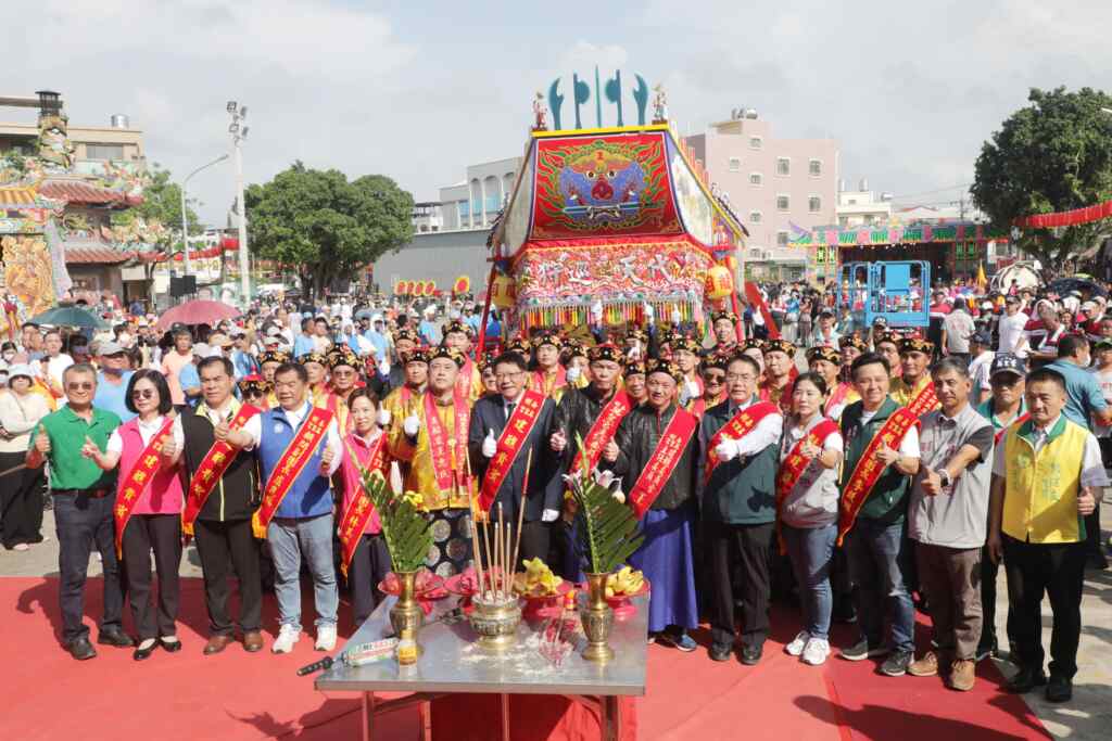 臺南市長黃偉哲特別出席陪同總統府秘書長潘孟安,一起見證開光點龍眼儀式,祈求臺灣風調雨順、臺南市政興隆,市民闔家安康。