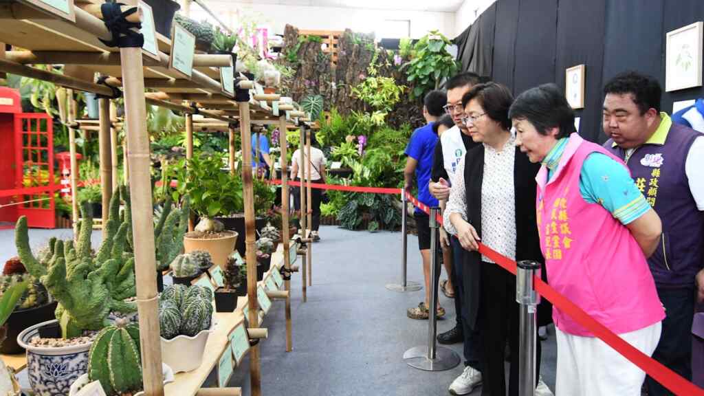 ▲彰化縣長王惠美、議員劉淑芳等人觀賞農民種植珍奇植物盆栽。（記者林明佑翻攝）