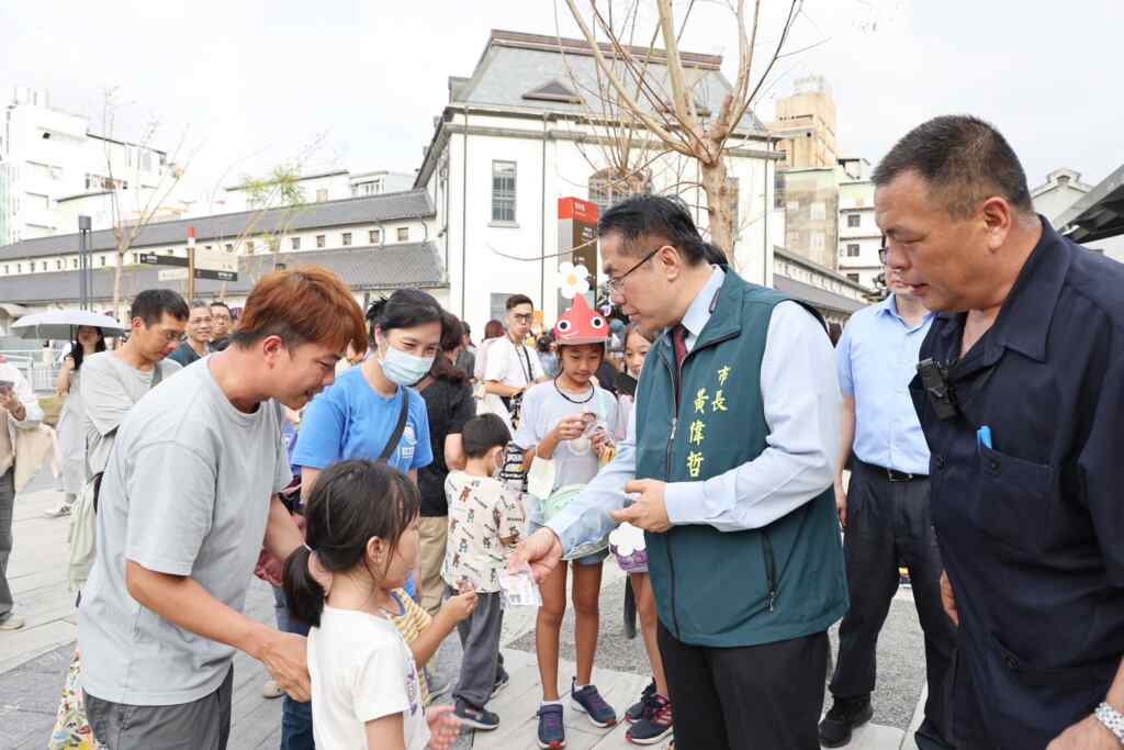 透過交通圖卡、媒體宣傳等方式呼籲前來參觀的民眾選擇大台南公車，或活動接駁車前往，市府還特別提供15,000份限量咖啡分享券贈予搭乘接駁車的民眾。