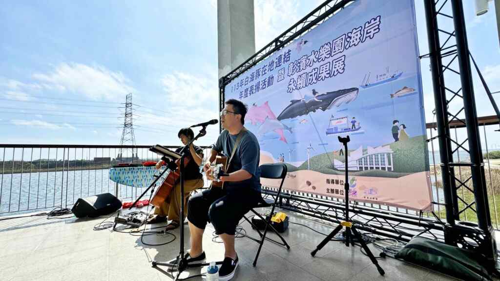 ▲彰化在地人樂團《農村武裝青年》將臺灣西海岸的媽祖魚白海豚寫入歌曲內帶來開場演唱。（記者林明佑攝）