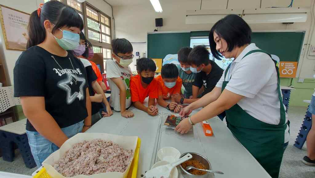 ▲福德國小以永續食物，午餐剩食及環境教育等主軸規劃世界糧食日校本課程。（記者林明佑翻攝）