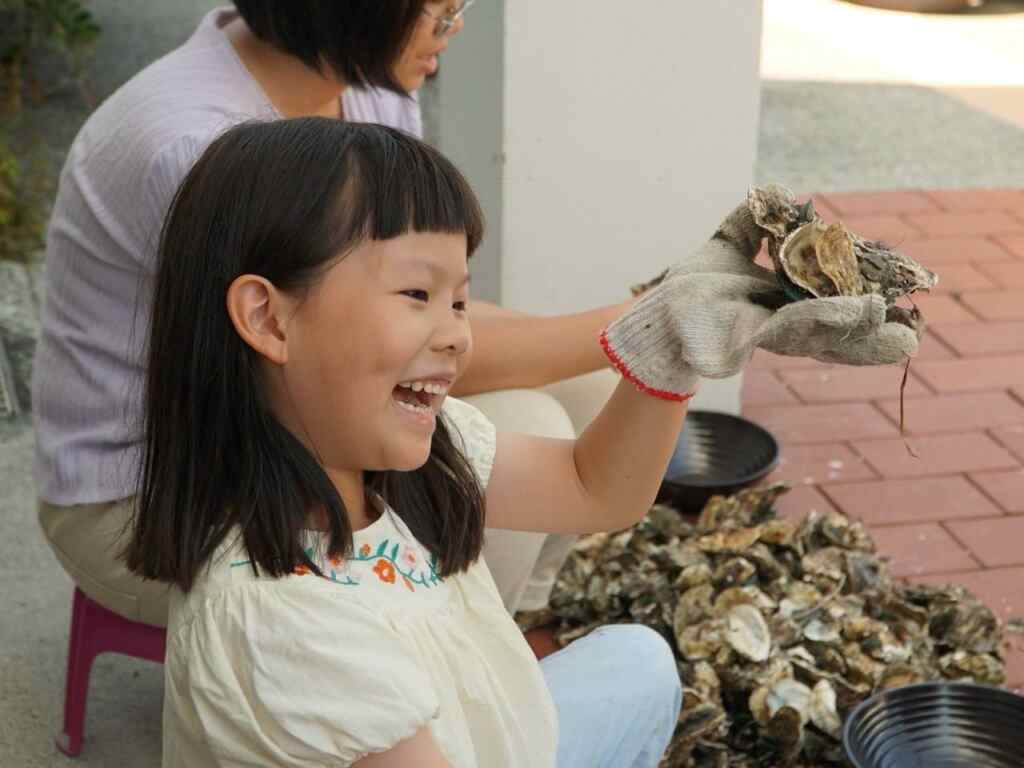 牡蠣食魚教育-「牡蠣真好嘉．食魚教育」體驗活動，帶領來自各地的30位民眾，透過認識牡蠣及溯源制度解說，體驗青蚵嫂剖蚵、串蚵，DIY手作蚵殼鱟造型小夜燈，以及品嚐蚵仔的美味料理。