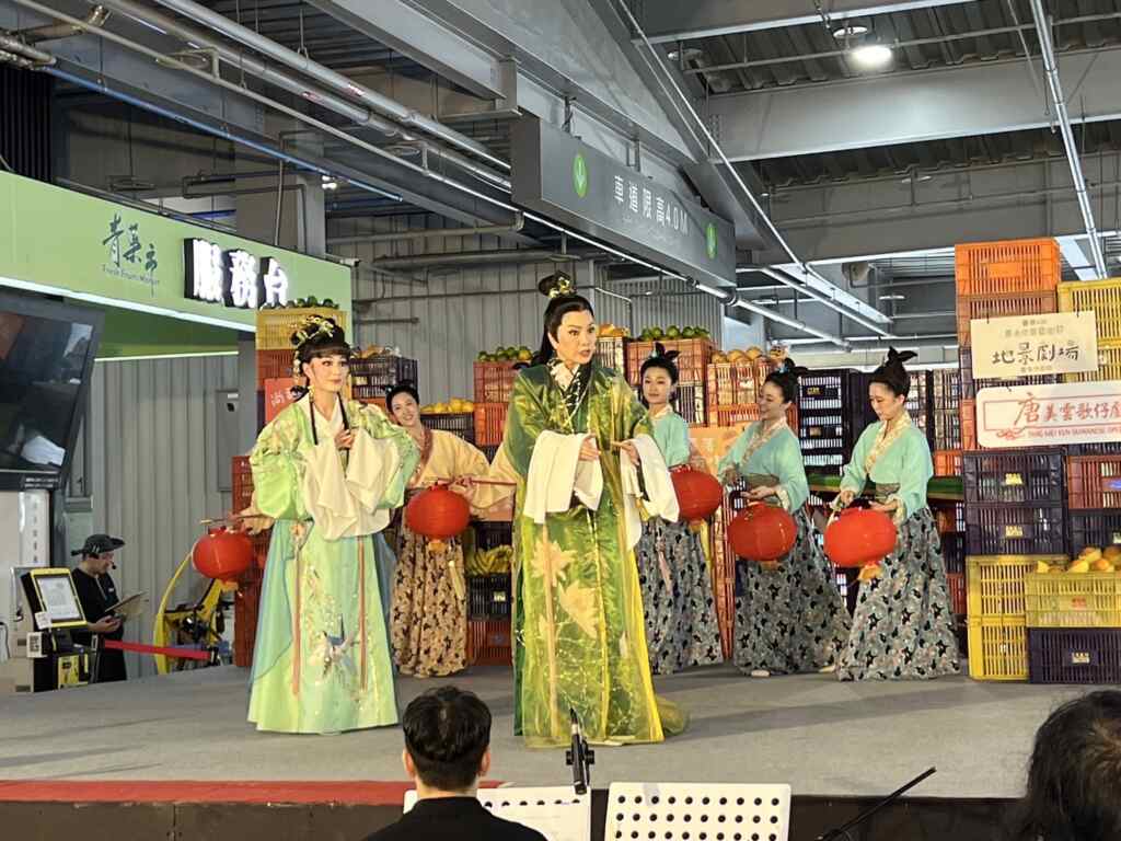 唐美雲歌仔戲團《文化遊園》首次進入市場演出，展現了獨特的文化魅力。