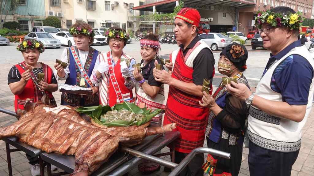 ▲每年豐年祭必有烤大豬，要用原民美食擄獲大家的胃。（記者林明佑攝）