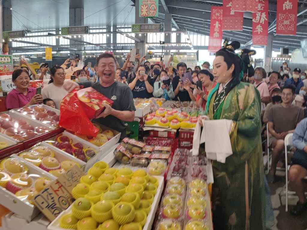 唐美雲歌仔戲團《文化遊園》深入市場與攤商互動，創造出前所未有的沉浸式體驗。