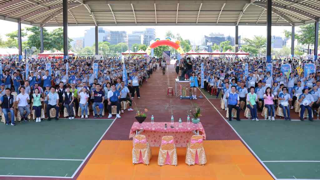 ▲員林市公所今天在公19晴雨球場舉辦社區趣味競賽活動大合照。（記者林明佑翻攝）