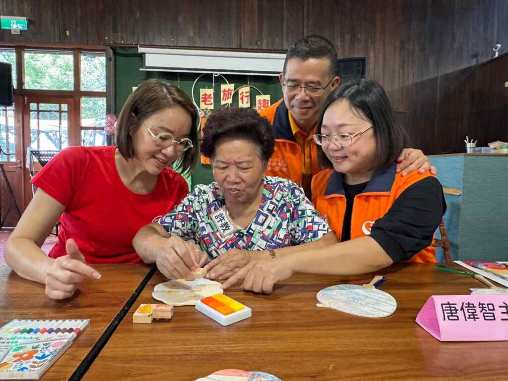 ▲瓦城泰統慈善基金會吳丹鳳執行長及弘道彰化助老委員會唐偉智主委伉儷陪伴許教阿嬤做DIY。（記者林明佑翻攝）