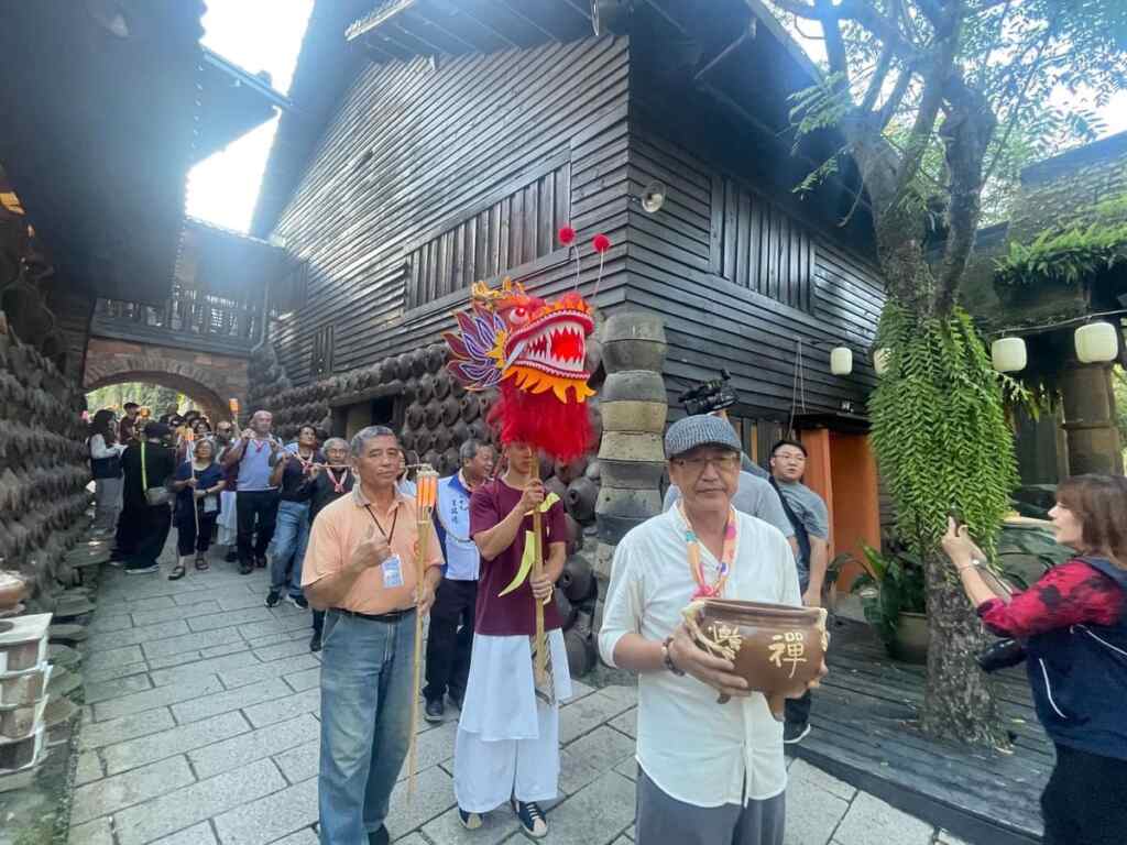 ▲第五屆水里蛇窯窯神祭揭開序幕，由窯主林國隆與年輕接班人領軍，帶領眾人進行一場充滿儀式感的遊行。（記者蘇彩娥攝）