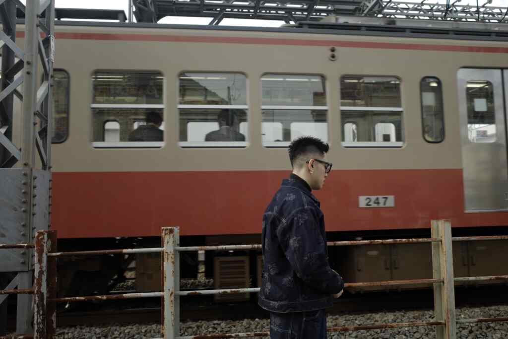 ▲高有翔為了〈你聽〉MV特地飛往日本東京取景。（滾石唱片提供）