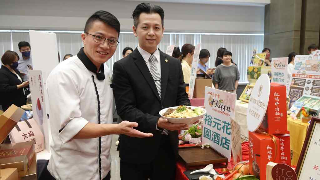 ▲裕元花園酒店行銷傳播部經理杜岳修表示，今年以常溫紅燒牛肉麵參加百大伴手禮比賽，並且在台北牛肉麵節中也有亮相，獲得高度肯定。（記者林明佑攝）