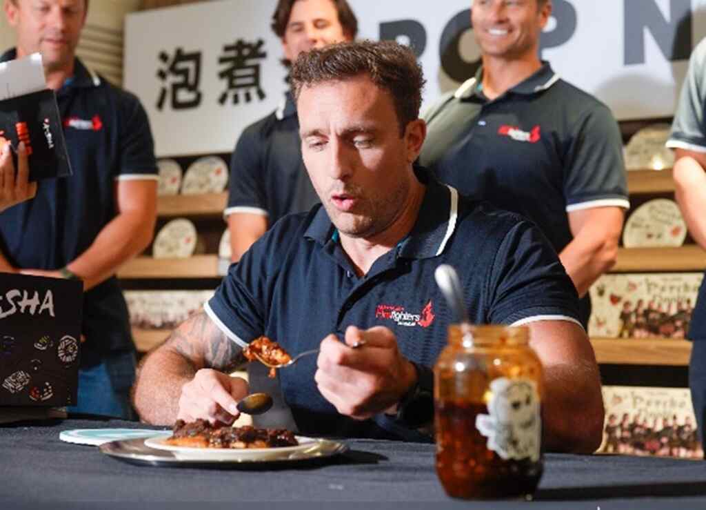 ▲澳洲消防員挑戰蚵仔煎加阿舍辣椒脆油