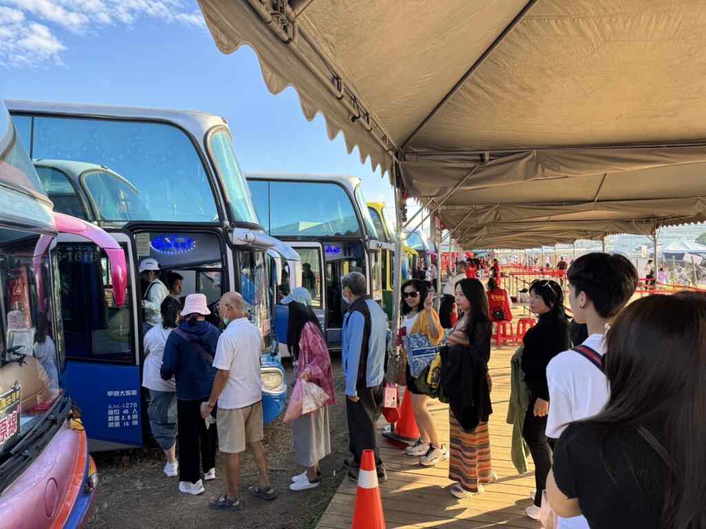 ▲花海展出倒數一週，市府備妥接駁車，歡迎民眾把握展期搭乘接駁車賞花。（台中市交通局提供）