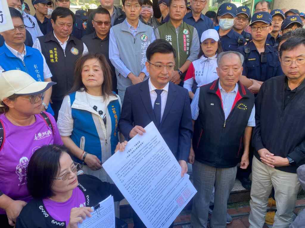 ▲彰化縣議會議長謝典林接下陳情書,並表示會將民意反映給縣府。(記者林明佑攝)