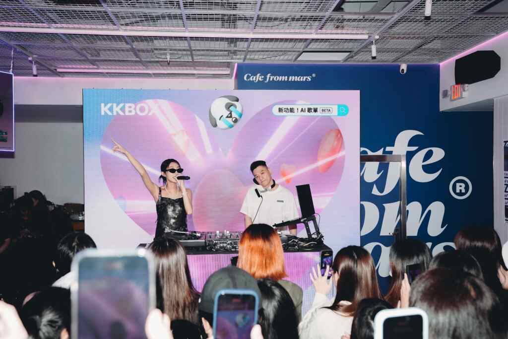 ▲陳華於 KKBOX AI DJ 派對現場首度演唱新專輯《在極度愛你的日子裡》多首歌曲。（KKBOX提供）