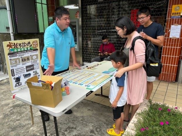 犬便不落地-犬便不落地-嘉義縣環保局推動村里清潔大作戰，112年起更啟動「犬便不落地」宣導活動，解決犬隻排遺污染狀況。