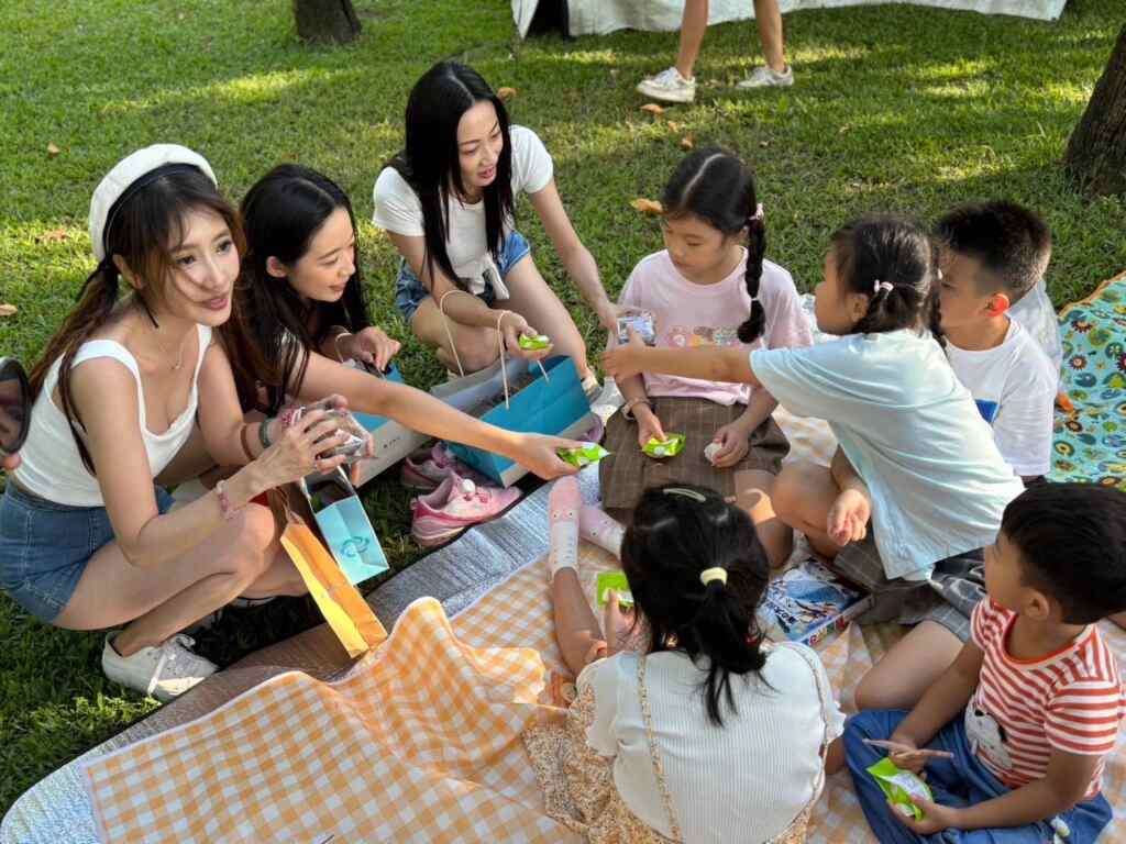 ▲奇野軒餅舖以「分享自然的美味」為主題，讓市民朋友能在愜意的戶外環境中，品嚐到傳統糕點與現代創意的完美結合，試吃過的市民朋友無不露出幸福的笑容。（記者林明佑翻攝）