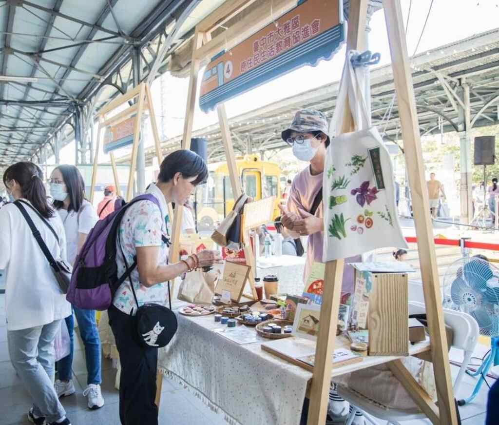 ▲特色多元商品吸引民眾駐足詢問。（資料照／記者林明佑翻攝）