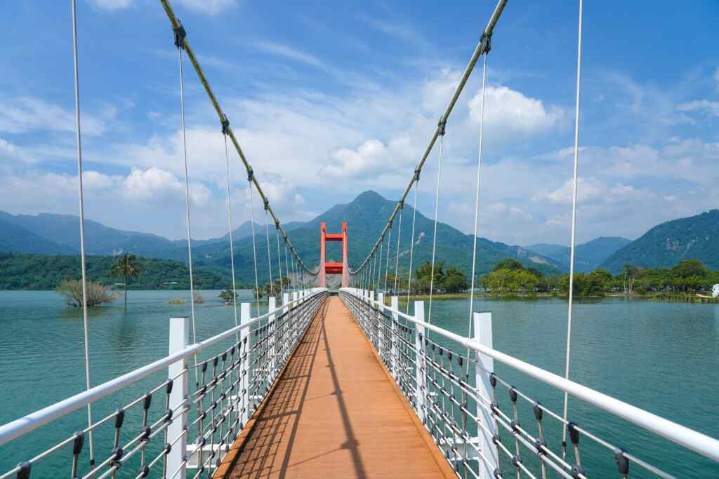 到湖濱公園散步，沿著同心橋前往情人公園，欣賞湖光山色的浪漫景緻。