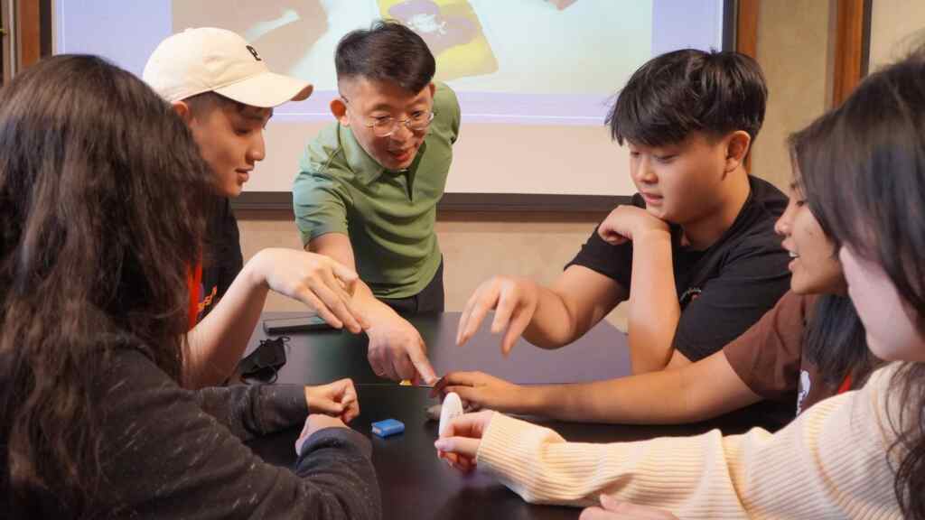 ▲大葉大學國際語言中心陳俊福副主任帶領印尼高中生玩桌遊學華語。（記者林明佑翻攝）