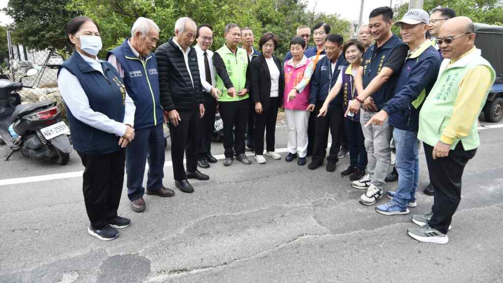 ▲彰化溪州鄉聖天宮旁三西路交叉路口及北斗鎮舜耕路路面破損，彰化縣長王惠美與各級民代今天一早前往視察這二個路段，投入1769萬元改善危險路段及道路不平。（記者林明佑翻攝）