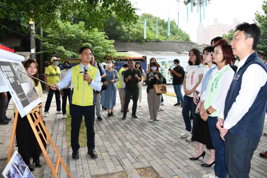 ▲林世賢市長向交通部長陳世凱（右）等人簡報。（彰化市公所提供）