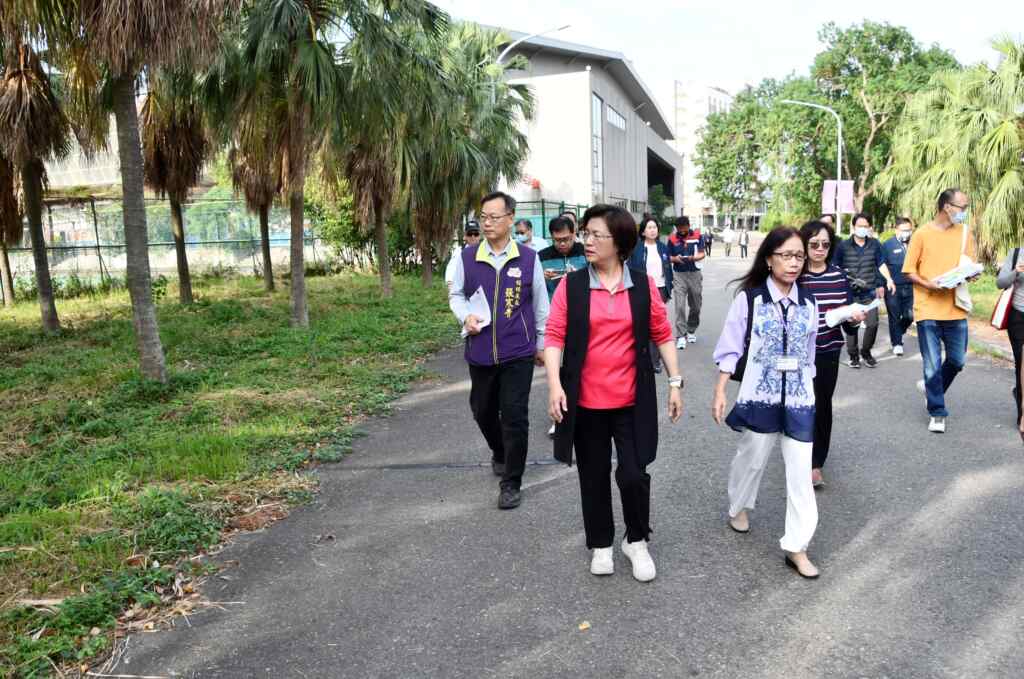 ▲彰化縣長王惠美與縣府局處長於今天前往明道大學現勘，由代理校長林勤敏博士協助解說，確認退場後目前校舍現況。（記者林明佑翻攝）