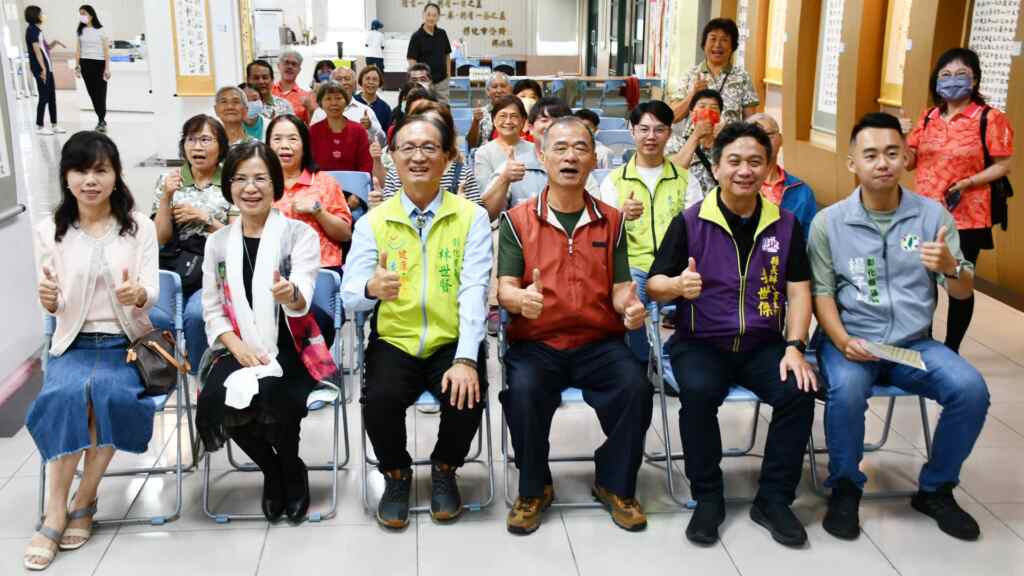 ▲彰化縣逸晉書道學會會員聯展開幕林世賢市長和參展會員們相見歡。（記者林明佑攝）