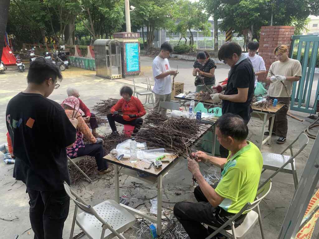 ▲大葉大學師生與居民一起綁葡萄藤。（記者林明佑翻攝）