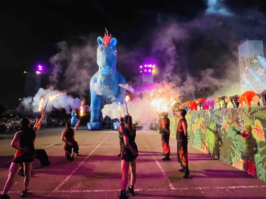 紙風車劇團《雨馬》親子劇特別融合了客家歌曲、藍染、花布衫等元素,加入現代舞蹈,以創意的方式呈現客家人過往的共同記憶,象徵台灣多元族群之間的相互尊重與奮鬥歷程。