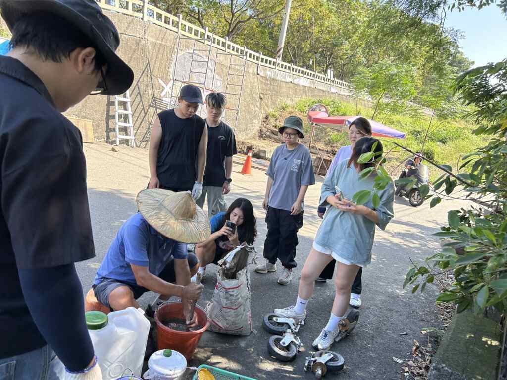 ▲彩繪師施定福帶領同學進行彩繪相關作業。（記者林明佑翻攝）