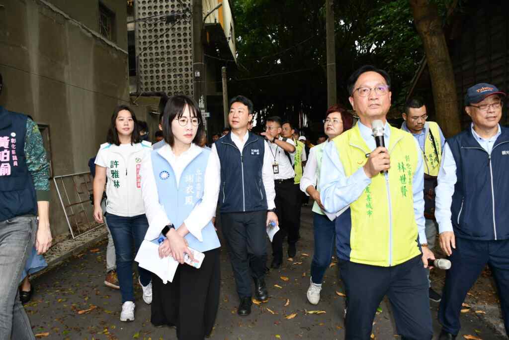 ▲林世賢市長引導視察彰化臺鐵舊宿舍村。（彰化市公所提供）