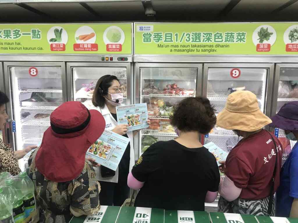 ▲雜貨店也可以是營養小學堂，帶領部落長輩到部落商店模擬採購。（南投縣政府衛生局提供）