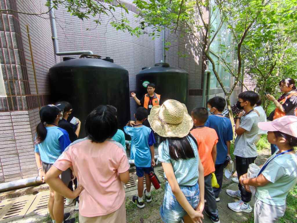 ▲大葉大學向小朋友師生介紹雨水回收系統。（記者林明佑翻攝）