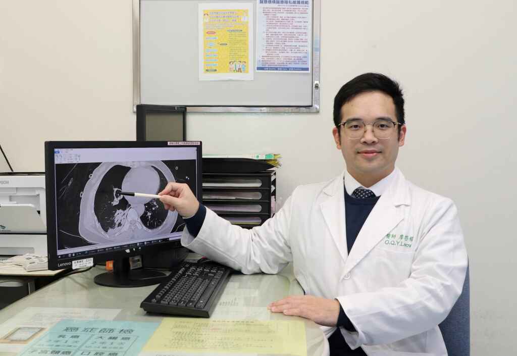 ▲仁愛長庚合作聯盟醫院胸腔外科廖啓耀醫師指出，微創胸腔鏡手術移除病人的異常組織。（大里仁愛醫院提供）