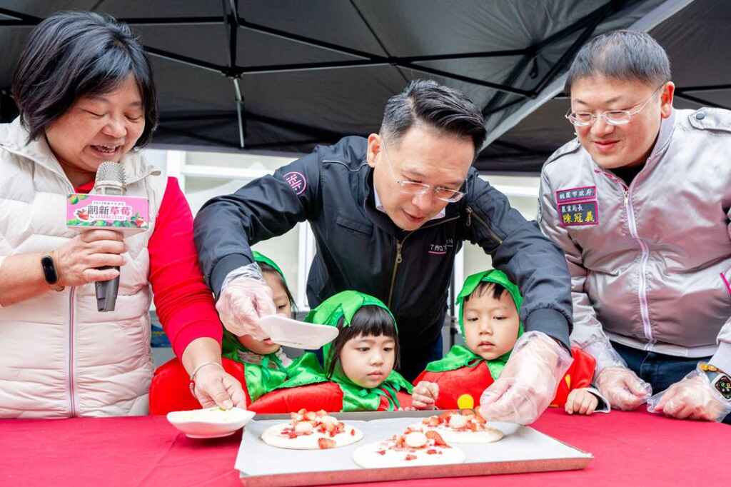 ▲桃園副市長蘇俊賓與小朋友一同體驗製作草莓點心。（桃園市政府提供）