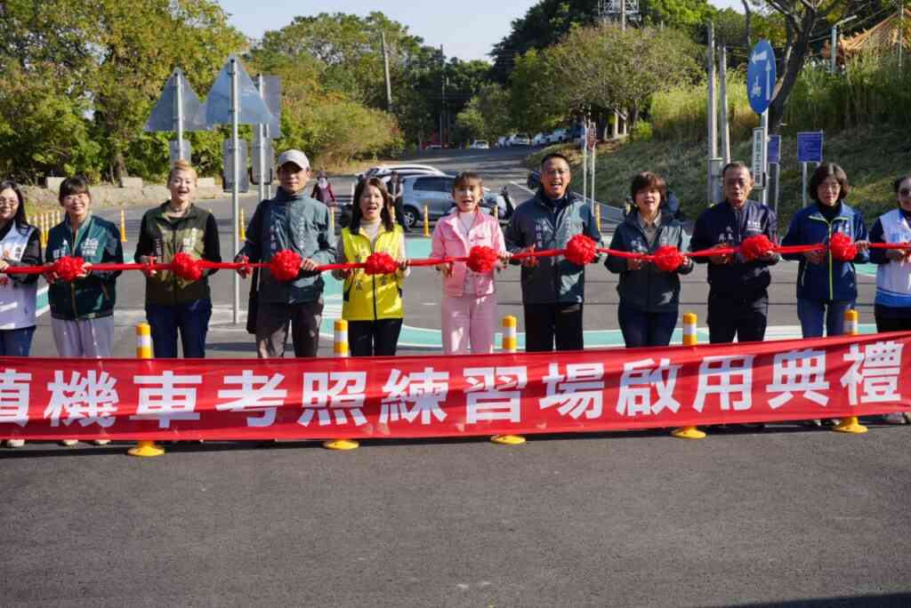 鎮長廖秋萍、代表會主席林俊甫等相關人員剪綵。(記者廖承恩翻攝)