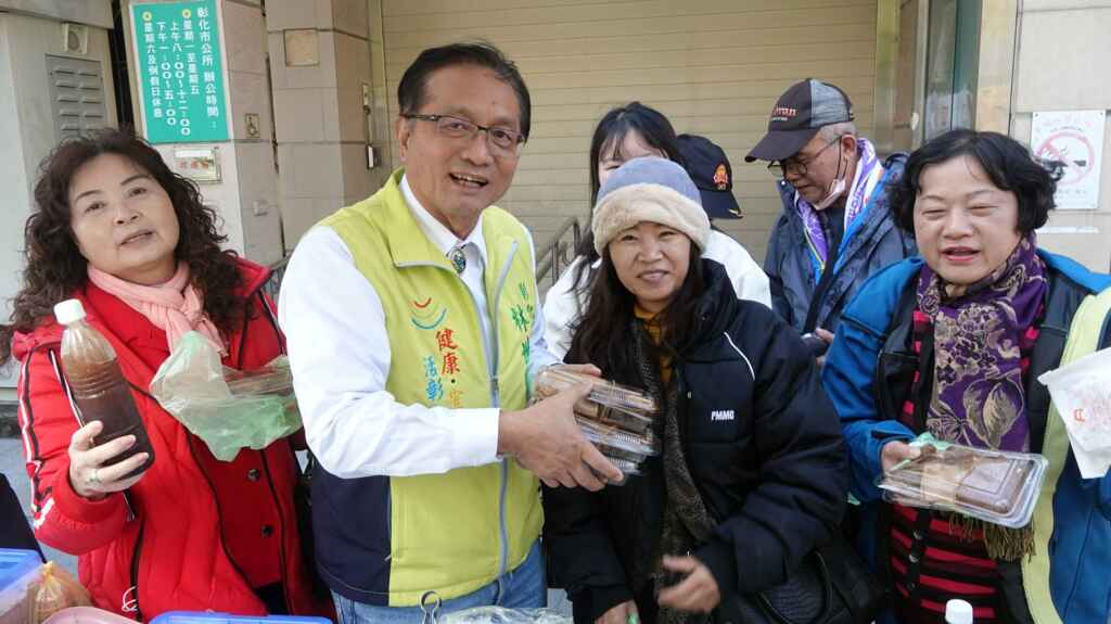 ▲林世賢市長大力推銷新住民異國美食。（記者林明佑攝）