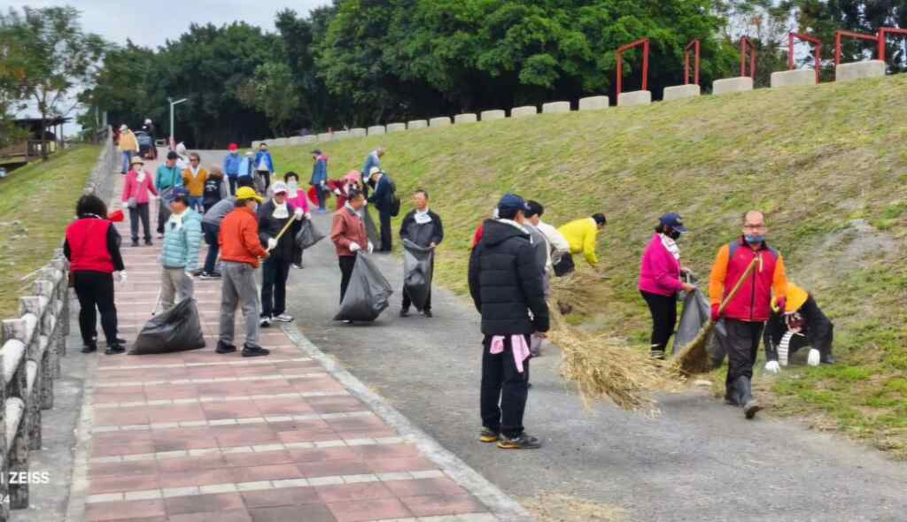 在大家通力合作下將環境打掃得乾乾淨淨。(記者廖承恩翻拍)