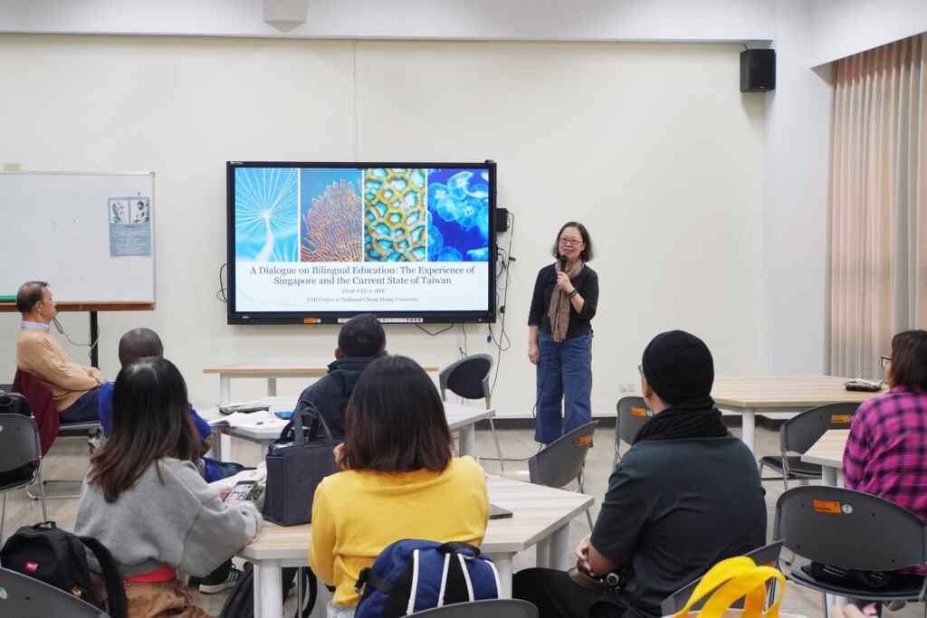 ▲大葉大學英語系張智惠老師介紹講者。（記者林明佑翻攝）