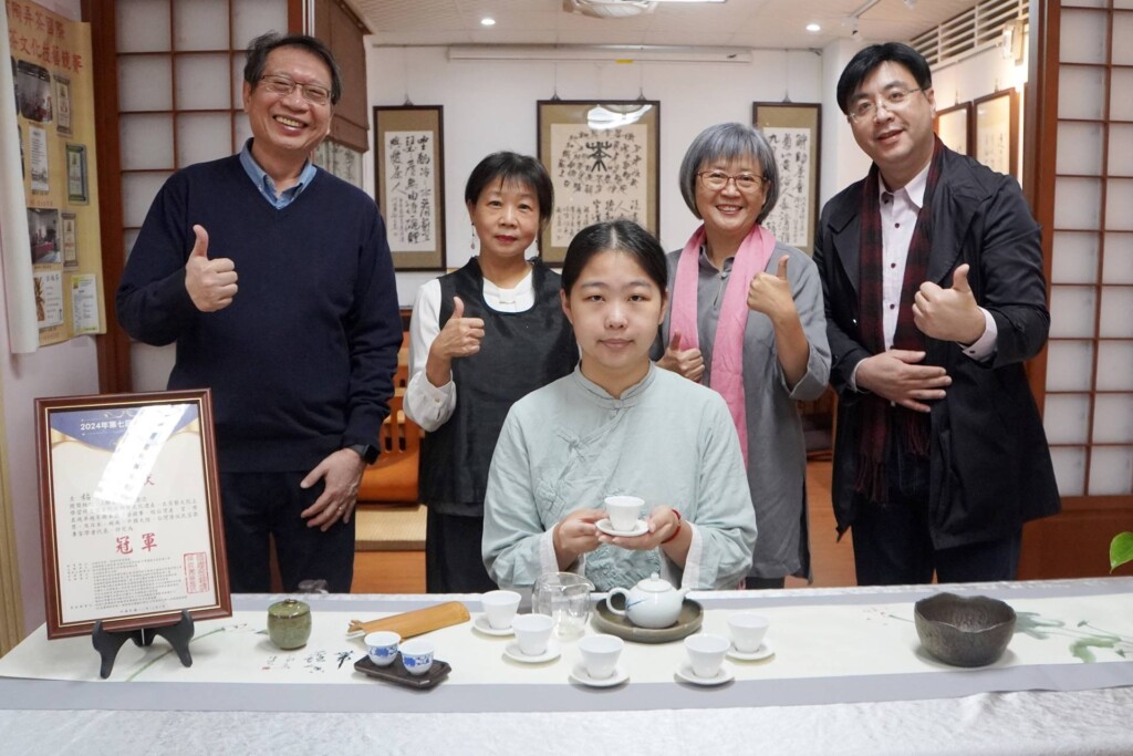 ▲大葉大學藥保系大三生粘怡涵(中)榮獲金執獎大專組冠軍，感謝老師們的指導。（記者林明佑翻攝）