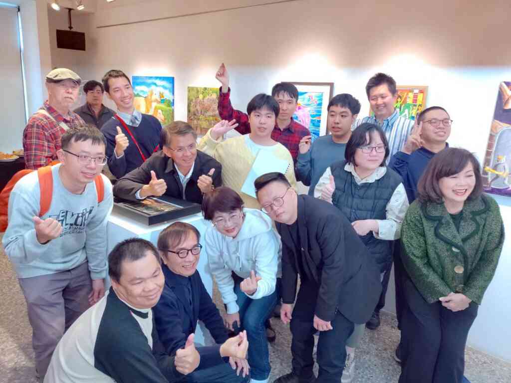 ▲台中市文化局長陳佳君、台灣身心障礙藝術發展協會理事長陳志聲、榮譽理事長張麗莉，及多位參展藝術家均出席共襄盛舉。（台中市文化局提供）