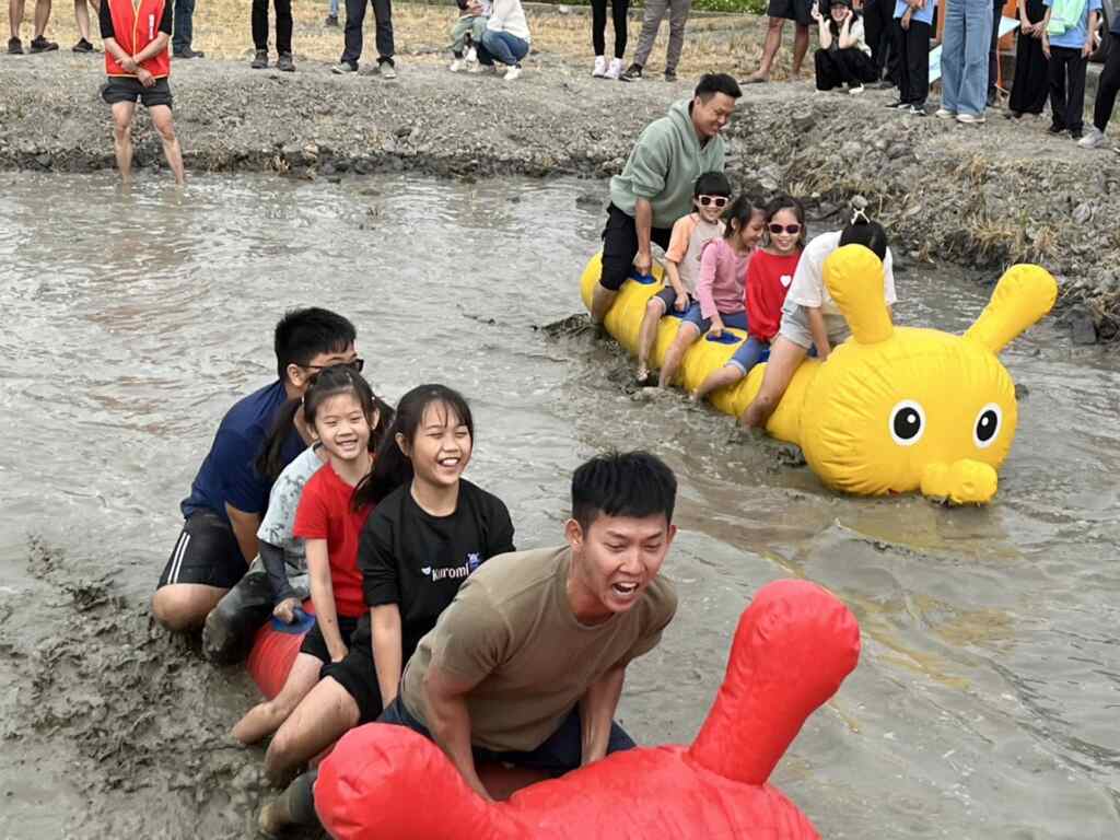 ▲泥田趣味競賽。（記者林明佑翻攝）